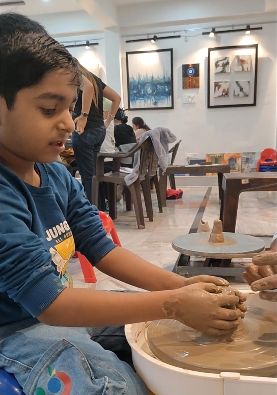 Read more about the article चित्रकथी आर्ट स्कूल में “Vocal for Local” थीम पर मिट्टी कला कार्यशाला का आयोजन